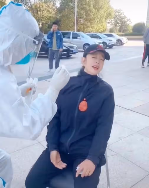 69歲劉曉慶做核酸表情痛苦，緊皺眉頭齜牙咧嘴，多次躲閃不願配合