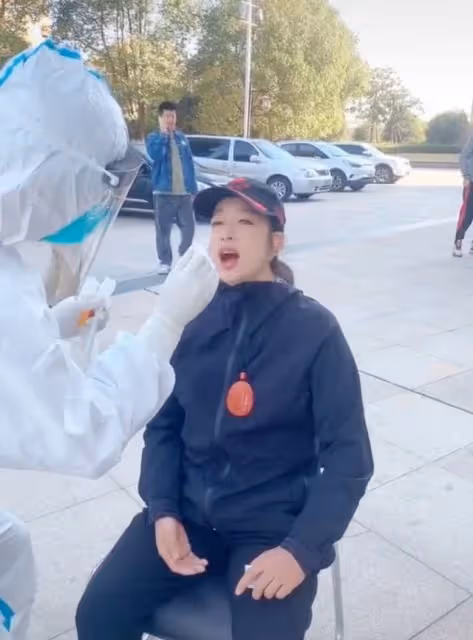 69歲劉曉慶做核酸表情痛苦，緊皺眉頭齜牙咧嘴，多次躲閃不願配合