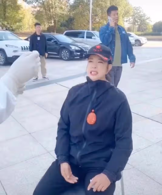 69歲劉曉慶做核酸表情痛苦，緊皺眉頭齜牙咧嘴，多次躲閃不願配合