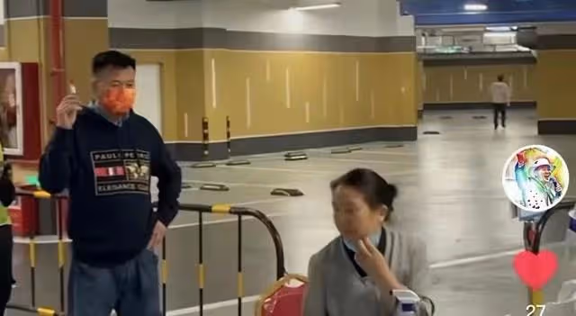 69歲劉曉慶做核酸表情痛苦,緊皺眉頭齜牙咧嘴,多次躲閃不願配合