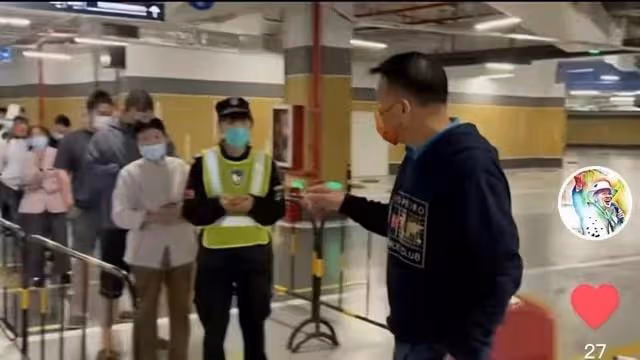 69歲劉曉慶做核酸表情痛苦,緊皺眉頭齜牙咧嘴,多次躲閃不願配合
