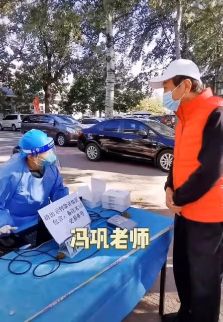 69歲劉曉慶做核酸表情痛苦,緊皺眉頭齜牙咧嘴,多次躲閃不願配合