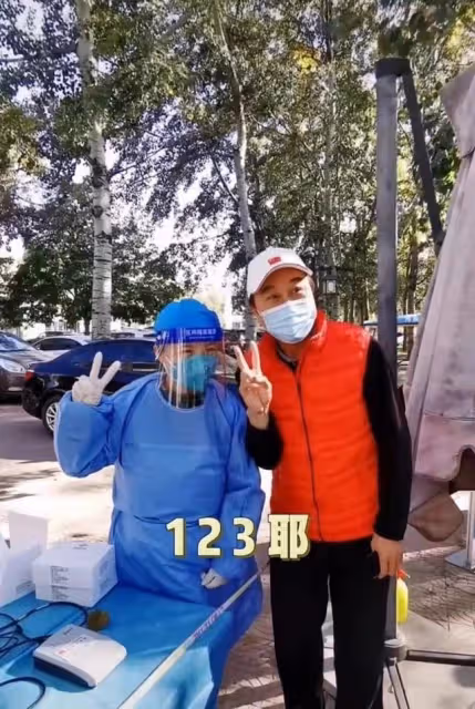69歲劉曉慶做核酸表情痛苦,緊皺眉頭齜牙咧嘴,多次躲閃不願配合