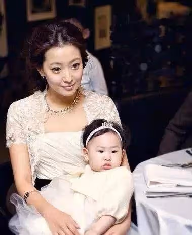 金喜善因女兒丑被質疑整容,稱女兒從小沒長開,11年後慘被打臉