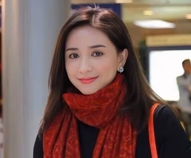 香港知名凍齡女星罕見出鏡,為兒子慶生,網友:看著比女兒還年輕