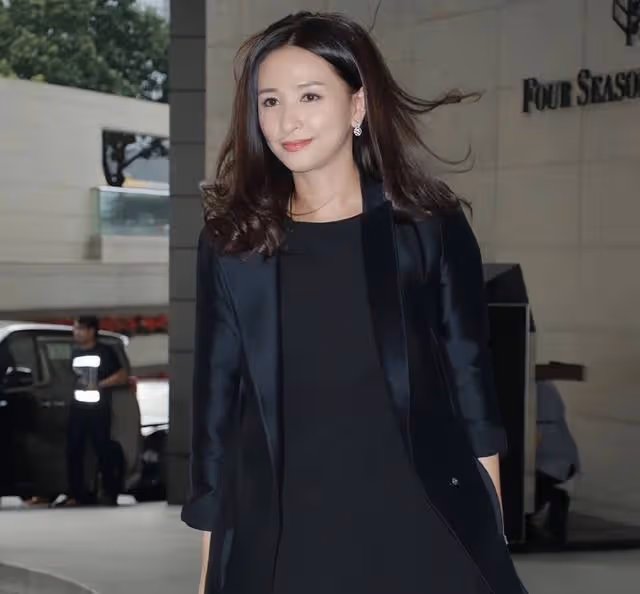 香港知名凍齡女星罕見出鏡,為兒子慶生,網友:看著比女兒還年輕