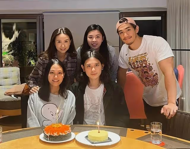 香港知名凍齡女星罕見出鏡,為兒子慶生,網友:看著比女兒還年輕