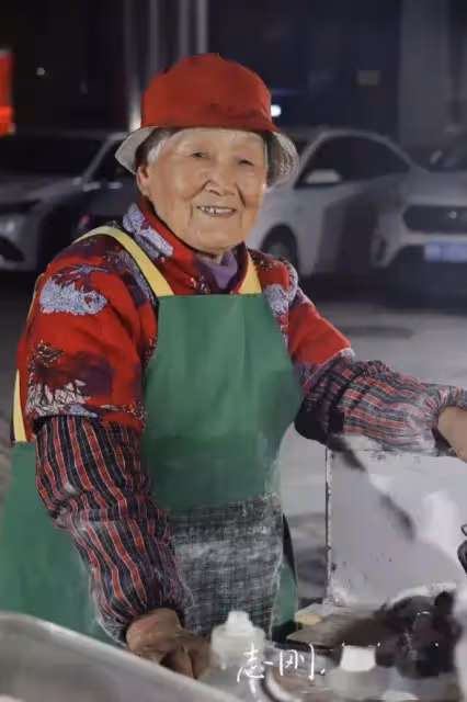 96歲阿嬤深夜「擺攤30年」!凌晨兩點33萬人圍觀直播 她的「金句」更是爆紅網路:通透又瀟灑