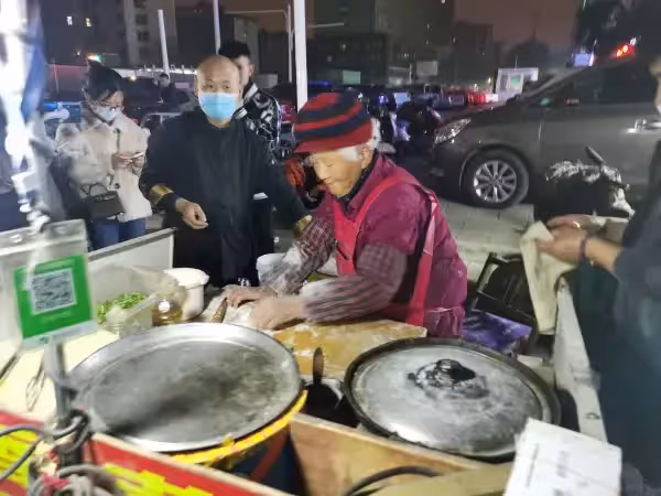 96歲阿嬤深夜「擺攤30年」!凌晨兩點33萬人圍觀直播 她的「金句」更是爆紅網路:通透又瀟灑