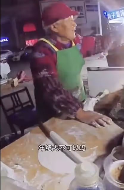 96歲阿嬤深夜「擺攤30年」!凌晨兩點33萬人圍觀直播 她的「金句」更是爆紅網路:通透又瀟灑
