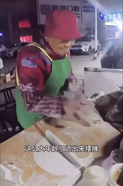 96歲阿嬤深夜「擺攤30年」!凌晨兩點33萬人圍觀直播 她的「金句」更是爆紅網路:通透又瀟灑
