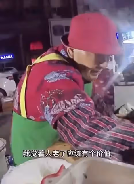 96歲阿嬤深夜「擺攤30年」！凌晨兩點33萬人圍觀直播　她的「金句」更是爆紅網路：通透又瀟灑