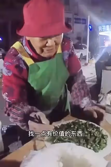 96歲阿嬤深夜「擺攤30年」！凌晨兩點33萬人圍觀直播　她的「金句」更是爆紅網路：通透又瀟灑
