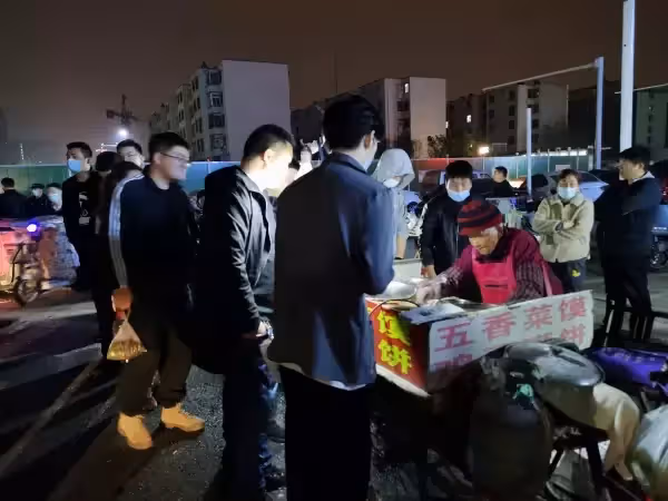 96歲阿嬤深夜「擺攤30年」！凌晨兩點33萬人圍觀直播　她的「金句」更是爆紅網路：通透又瀟灑