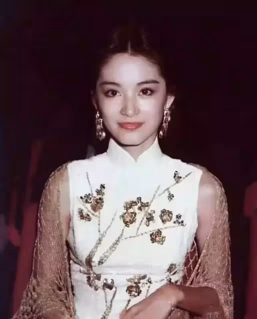 同胞不同命?她妹妹是林青霞,她卻嫁外地靠退休金度日,姐妹二人36年才相認:平淡也很好