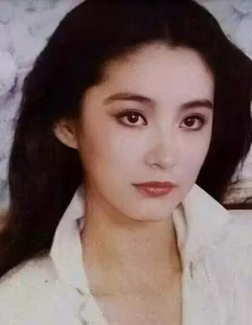 同胞不同命?她妹妹是林青霞,她卻嫁外地靠退休金度日,姐妹二人36年才相認:平淡也很好