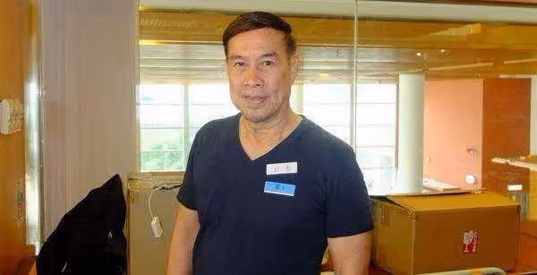 港圈著名丑角自曝無工可開，憑鬥雞眼火出圈，巔峰時曾月入十萬