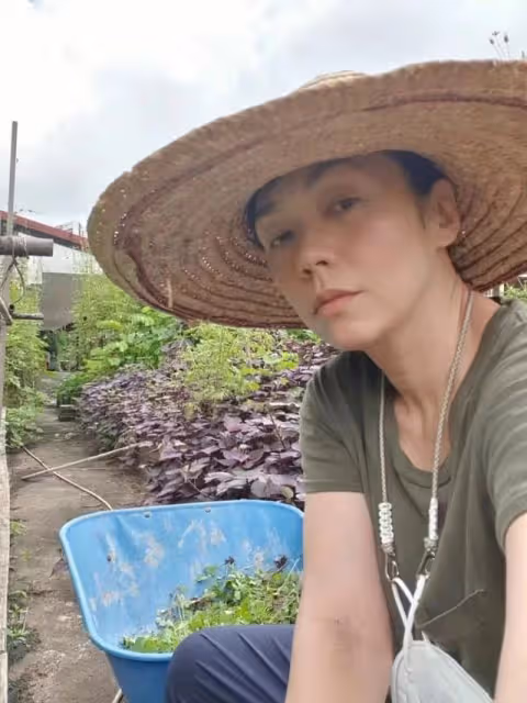 49歲女星沒工作回家干農活,戴草帽除草喂雞,表情冷漠自嘲像農夫