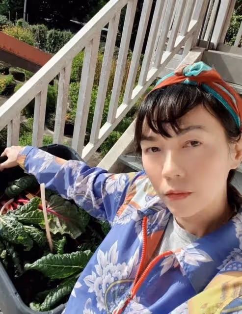 49歲女星沒工作回家干農活,戴草帽除草喂雞,表情冷漠自嘲像農夫