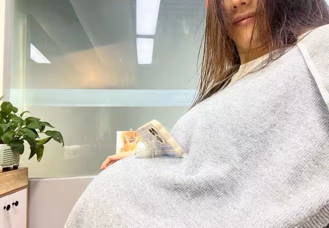 宋丹丹兒媳將臨盆!外出把大孕肚當手機支架,高齡懷2胎四肢纖細