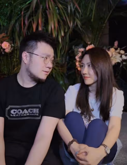 宋丹丹兒媳將臨盆!外出把大孕肚當手機支架,高齡懷2胎四肢纖細