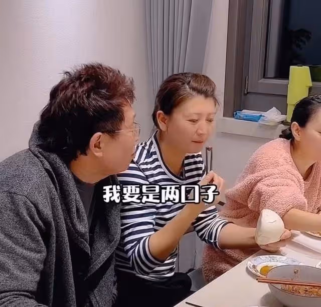 閆學晶與王為念聚餐,大口啃白饅頭吃相接地氣,毒打對方下手太狠