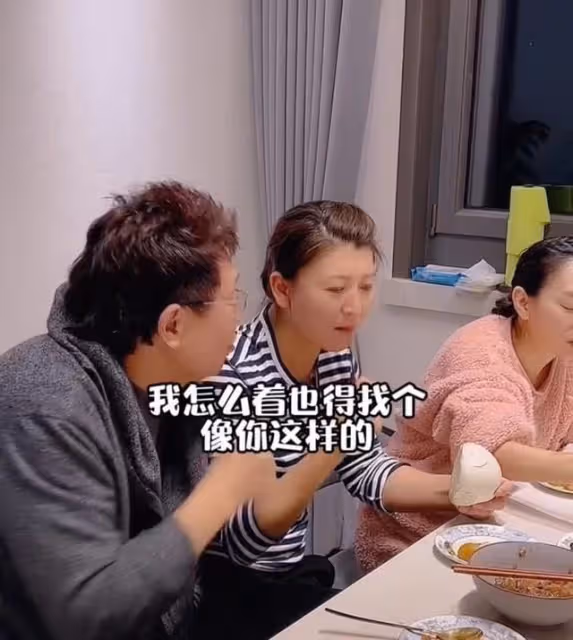閆學晶與王為念聚餐,大口啃白饅頭吃相接地氣,毒打對方下手太狠