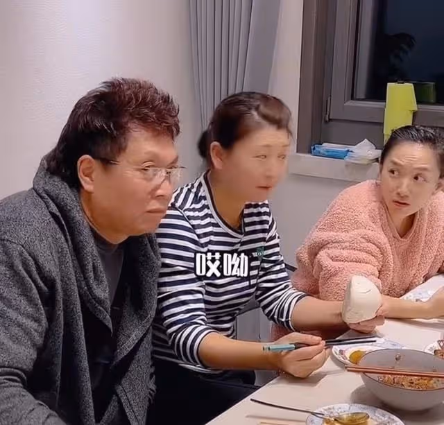 閆學晶與王為念聚餐,大口啃白饅頭吃相接地氣,毒打對方下手太狠