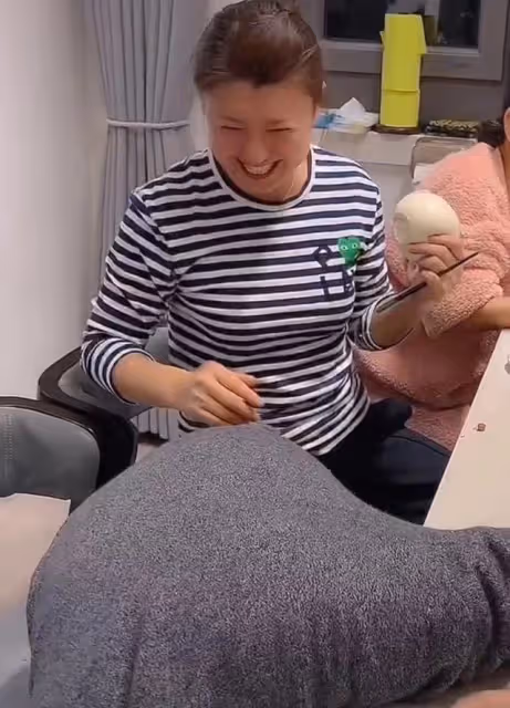 閆學晶與王為念聚餐,大口啃白饅頭吃相接地氣,毒打對方下手太狠