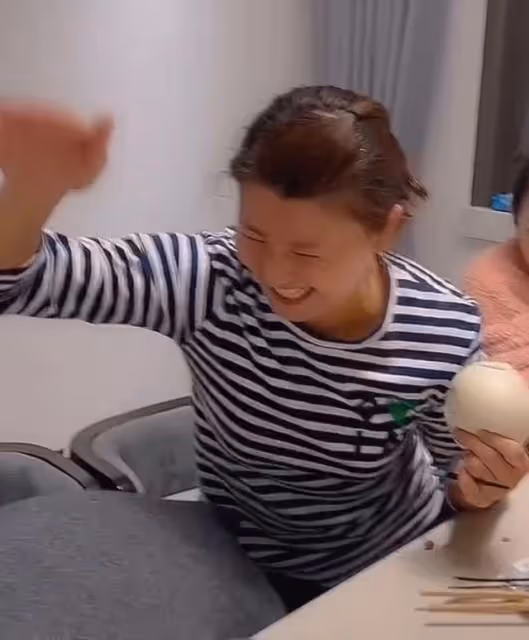 閆學晶與王為念聚餐,大口啃白饅頭吃相接地氣,毒打對方下手太狠