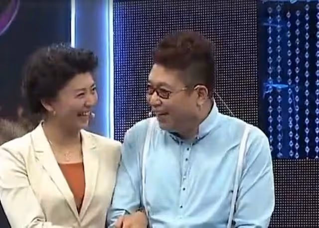 閆學晶與王為念聚餐,大口啃白饅頭吃相接地氣,毒打對方下手太狠