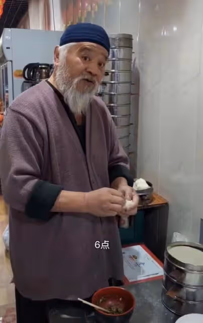 67歲李琦清晨在包子鋪操勞!老來瘦手浮腫,糖尿病纏身仍酒肉不斷