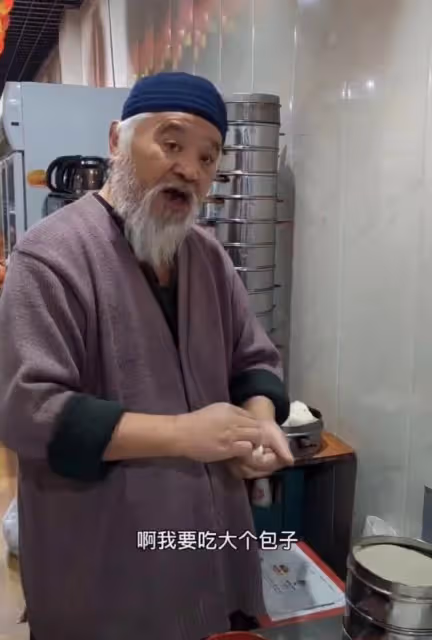 67歲李琦清晨在包子鋪操勞!老來瘦手浮腫,糖尿病纏身仍酒肉不斷
