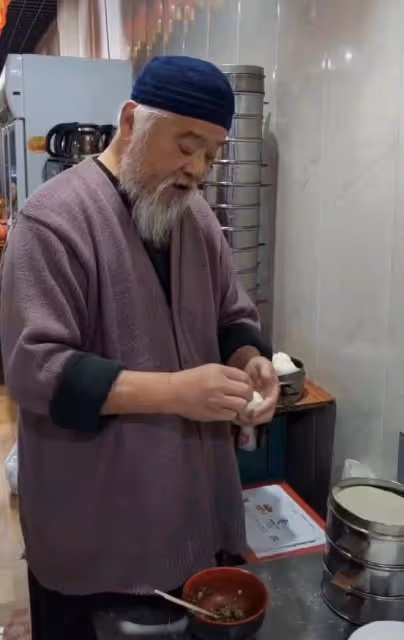 67歲李琦清晨在包子鋪操勞!老來瘦手浮腫,糖尿病纏身仍酒肉不斷