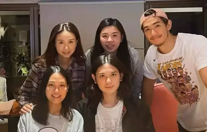 「凍齡港姐」吳婉芳近照曝光!與兒媳「霍英東孫女」陪兒子慶生,54歲狀態太好:歲月沒在臉上留下痕跡