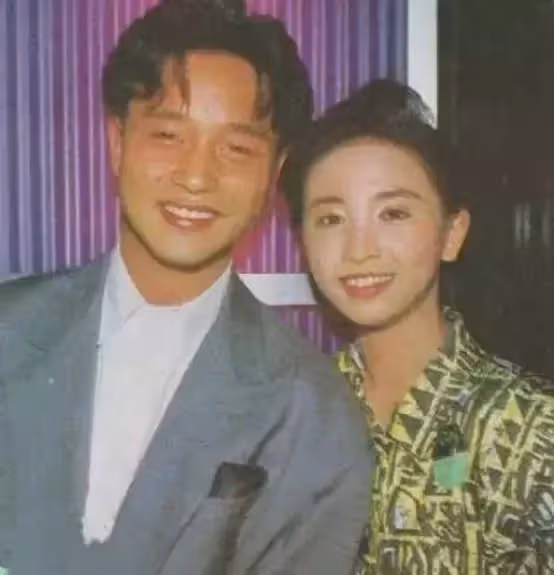 「凍齡港姐」吳婉芳近照曝光!與兒媳「霍英東孫女」陪兒子慶生,54歲狀態太好:歲月沒在臉上留下痕跡