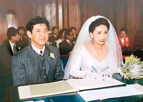 「凍齡港姐」吳婉芳近照曝光!與兒媳「霍英東孫女」陪兒子慶生,54歲狀態太好:歲月沒在臉上留下痕跡