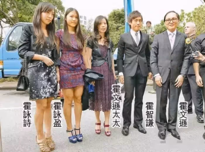 「凍齡港姐」吳婉芳近照曝光！與兒媳「霍英東孫女」陪兒子慶生，54歲狀態太好：歲月沒在臉上留下痕跡