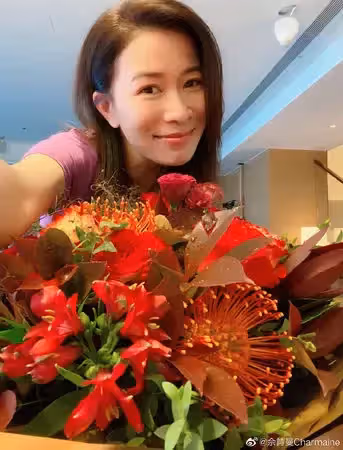 低調返港！46歲佘詩曼只為照顧媽媽「被目擊神秘帥哥當司機」　10段情被挖出「堅信能找到真愛」