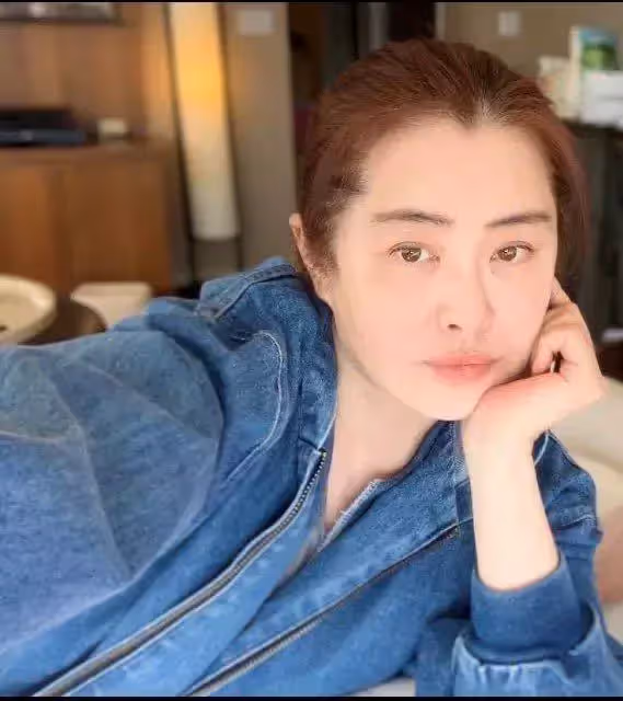 53歲王祖賢罕曬素顏照!「少女氣質穿搭超時尚」秒減齡20歲,民國風「加拿大豪宅曝光」裝修復古又奢華