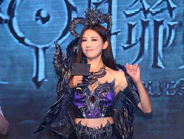 林志玲出席活動真招搖，穿露臍裝搭配百褶裙，盡顯好身材