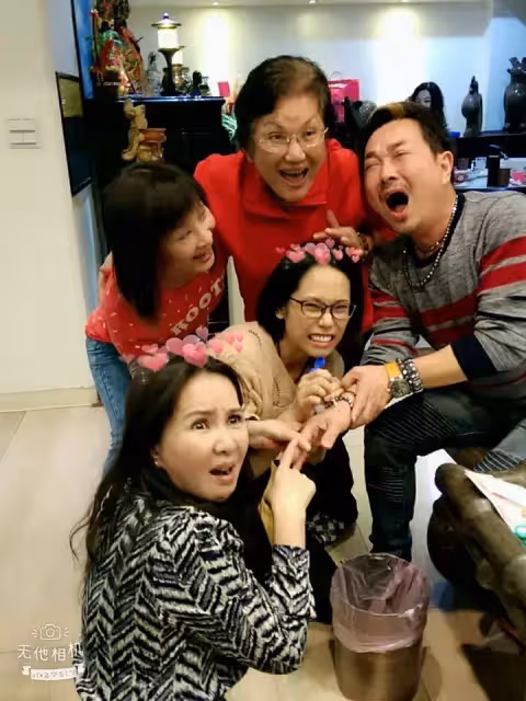 母兼父職35年!林美照重女輕男「對愛女百依百順」相處像姊妹 誤撞兒車「古靈精怪反應」軍人兒拿她沒輒