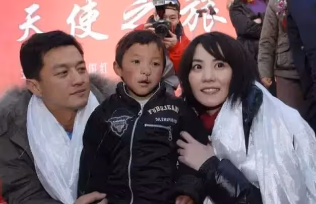擺脫兔唇!王菲女兒3次術後重生「變身美少女」近照曝光「金髮長腿氣質模樣」網讚:不愧是天后女兒