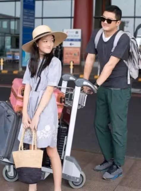 擺脫兔唇!王菲女兒3次術後重生「變身美少女」近照曝光「金髮長腿氣質模樣」網讚:不愧是天后女兒