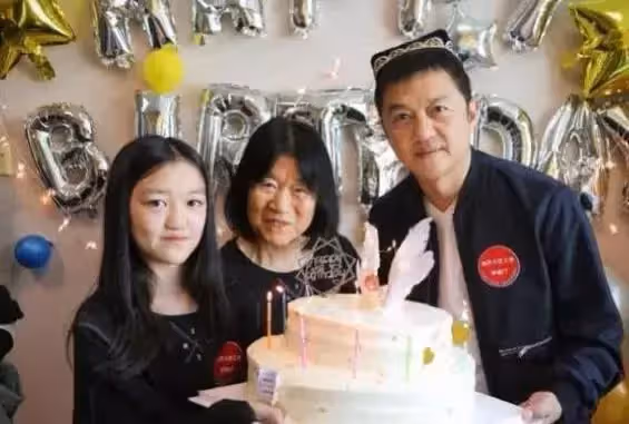 擺脫兔唇!王菲女兒3次術後重生「變身美少女」近照曝光「金髮長腿氣質模樣」網讚:不愧是天后女兒