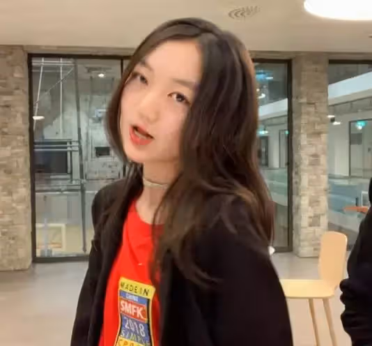 擺脫兔唇！王菲女兒3次術後重生「變身美少女」近照曝光「金髮長腿氣質模樣」網讚：不愧是天后女兒