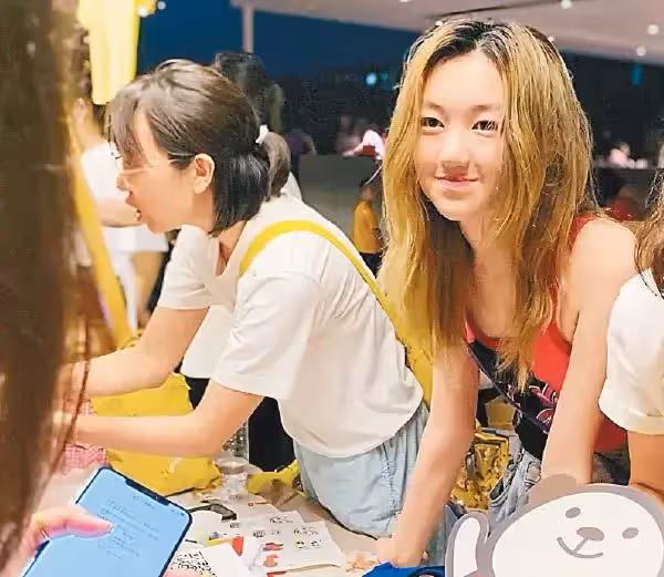 擺脫兔唇！王菲女兒3次術後重生「變身美少女」近照曝光「金髮長腿氣質模樣」網讚：不愧是天后女兒