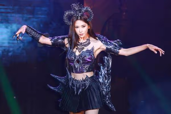 林志玲出席活動真招搖，穿露臍裝搭配百褶裙，盡顯好身材