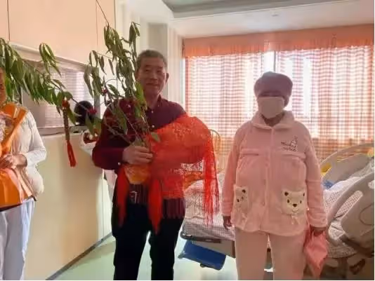 67歲阿嬤自然懷孕,寧與兒女斷絕關係,也要堅持生子,承諾「絕不麻煩子女」2年後見分曉