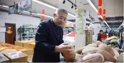 67歲阿嬤自然懷孕,寧與兒女斷絕關係,也要堅持生子,承諾「絕不麻煩子女」2年後見分曉